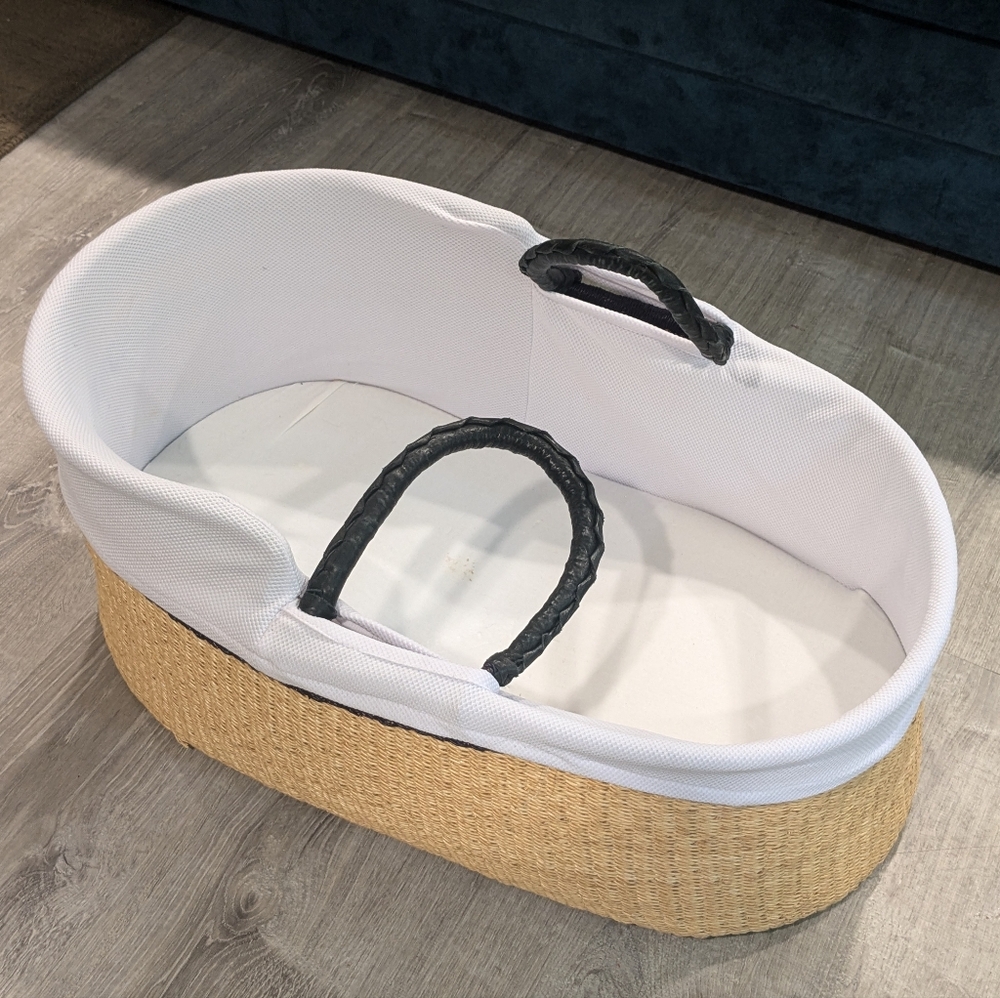Design Dua Bilia Bassinet With Pad, Sheet And Liner